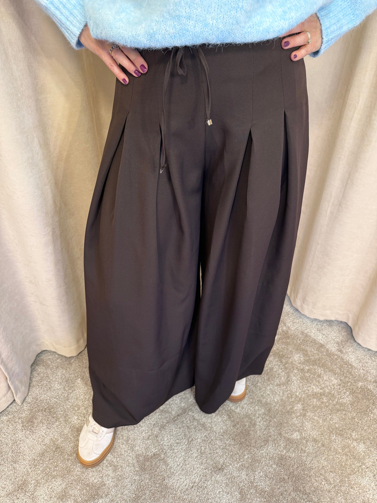 Nohavice s nariaseným pásom a plisami