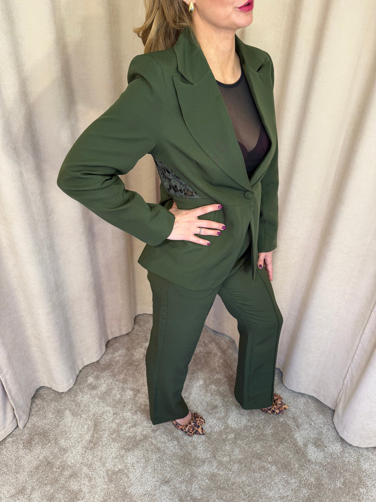 Elegantný zelený kostým s čipkovým detailom