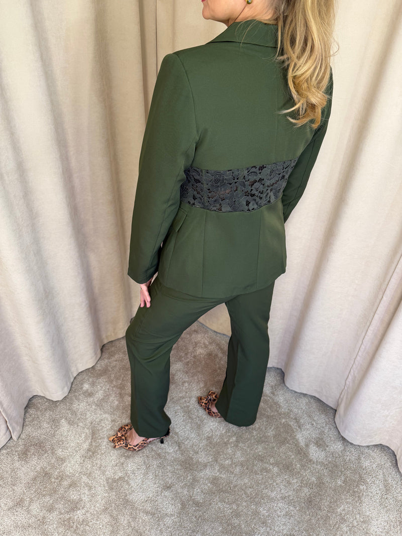 Elegantný zelený kostým s čipkovým detailom