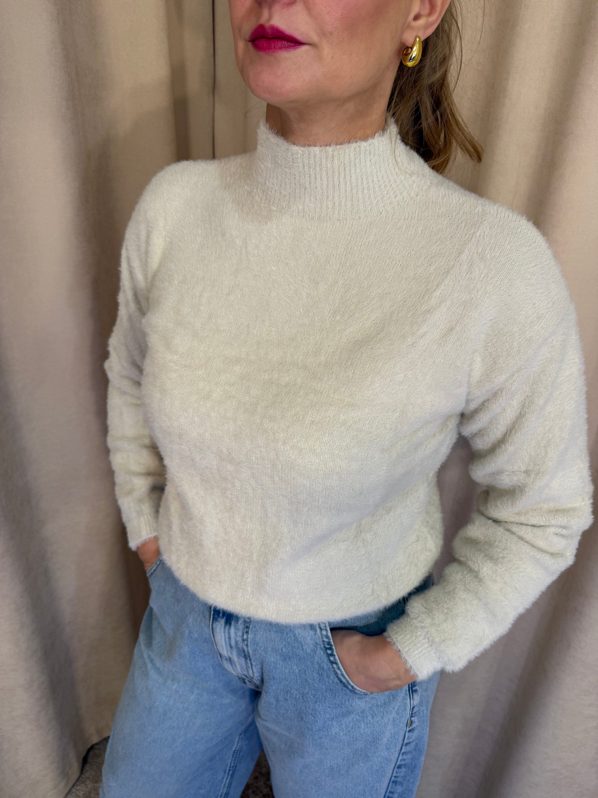 Biely vlněný svetrík