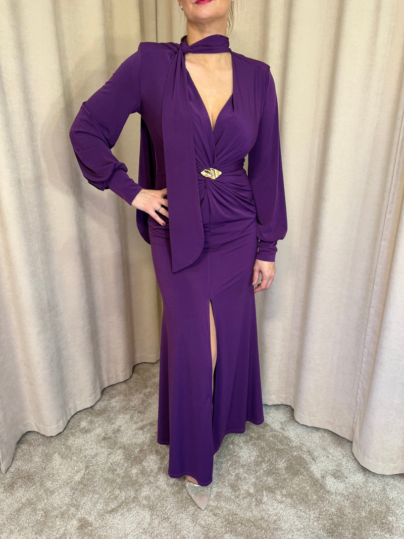 Dlhé fialové šaty s dlhým rukávom