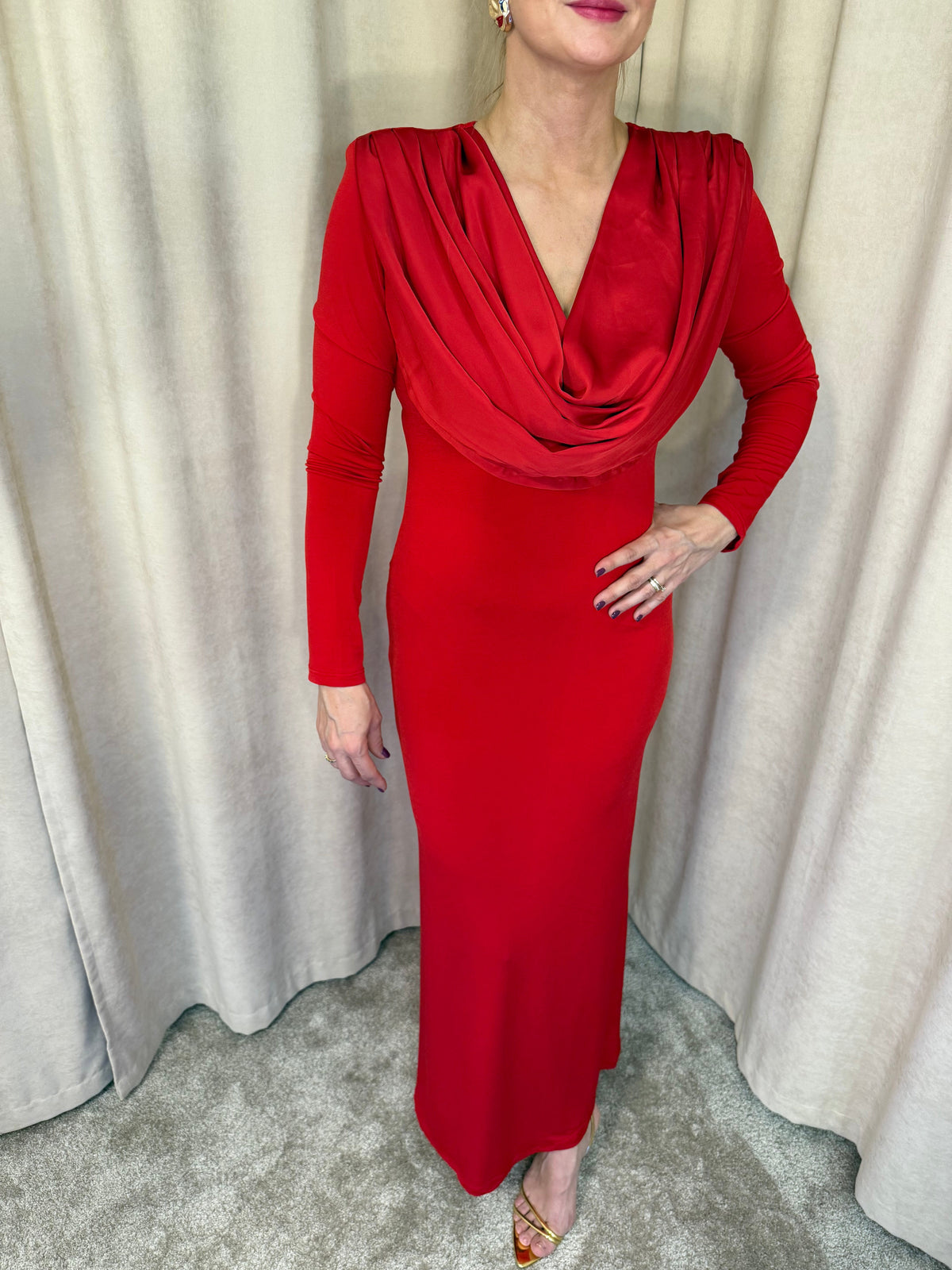 Dlhé červené šaty s golierom
