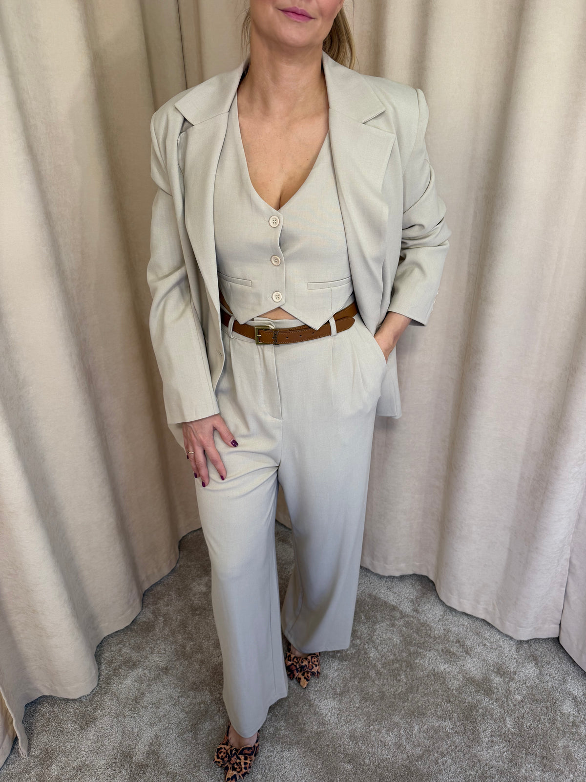 Elegantný béžový set – sako, vesta a nohavice